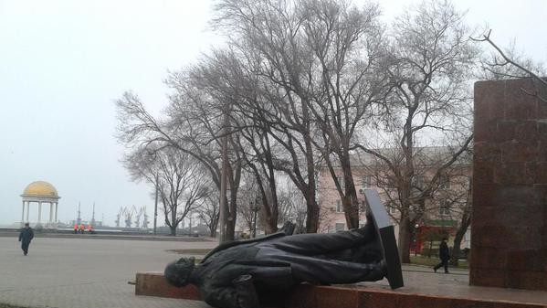Пам'ятник Леніну в Бердянську пал