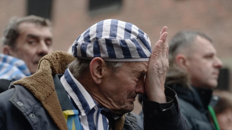 Колишній в'язень Освенцима плаче під час відзначання 70-ї річниці визволення з концтабору. Ілюстрація