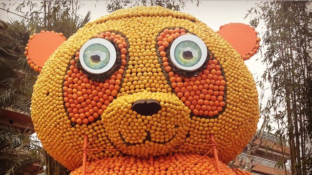 Для скульптур знадобилися тонни фруктів