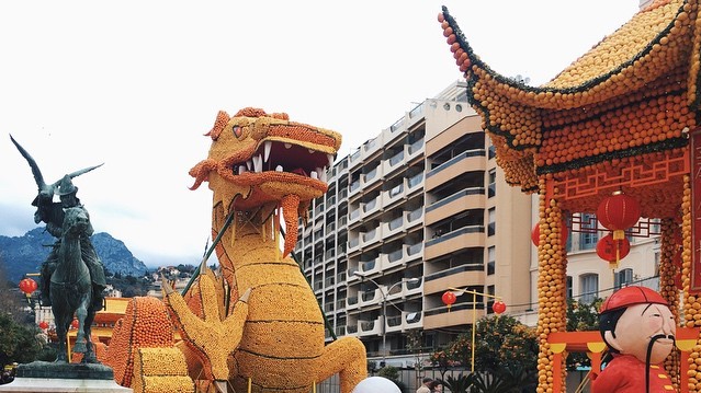 Для скульптур знадобилися тонни фруктів