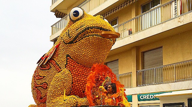 Для скульптур знадобилися тонни фруктів