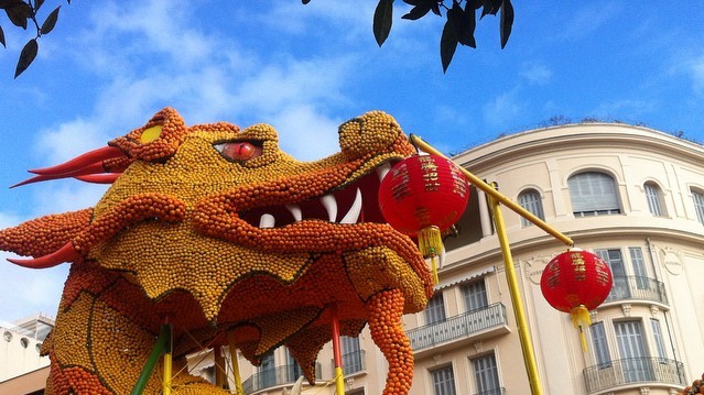 Для скульптур знадобилися тонни фруктів