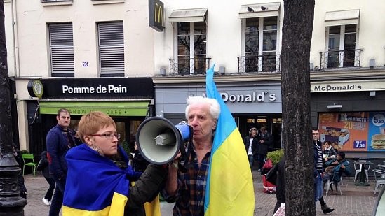 Присутні тримали плакати з фотографіями Савченко, прапори, написи з вимогою звільнення льотчиці