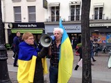 Собравшиеся держали плакаты с фотографиями Савченко, флаги, надписи с требованием освобождения летчицы