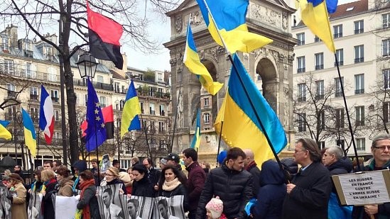 Присутні тримали плакати з фотографіями Савченко, прапори, написи з вимогою звільнення льотчиці