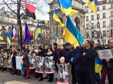 Присутні тримали плакати з фотографіями Савченко, прапори, написи з вимогою звільнення льотчиці
