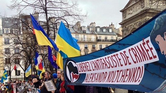 Присутні тримали плакати з фотографіями Савченко, прапори, написи з вимогою звільнення льотчиці