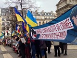 Собравшиеся держали плакаты с фотографиями Савченко, флаги, надписи с требованием освобождения летчицы