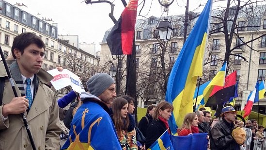Присутні тримали плакати з фотографіями Савченко, прапори, написи з вимогою звільнення льотчиці