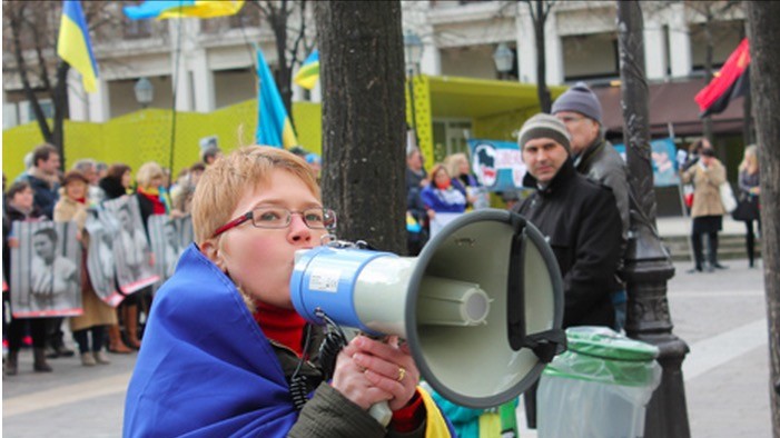 Присутні тримали плакати з фотографіями Савченко, прапори, написи з вимогою звільнення льотчиці