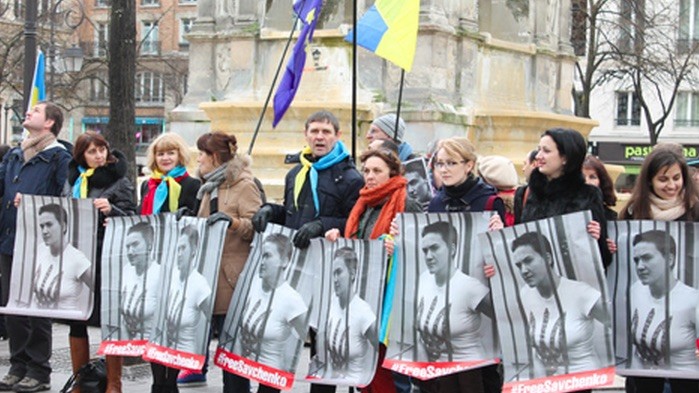 Присутні тримали плакати з фотографіями Савченко, прапори, написи з вимогою звільнення льотчиці