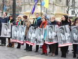 Присутні тримали плакати з фотографіями Савченко, прапори, написи з вимогою звільнення льотчиці