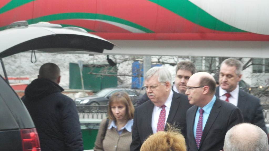 Росіяни готові годинами стояти в черзі, щоб попрощатися з Борисом Нємцовим