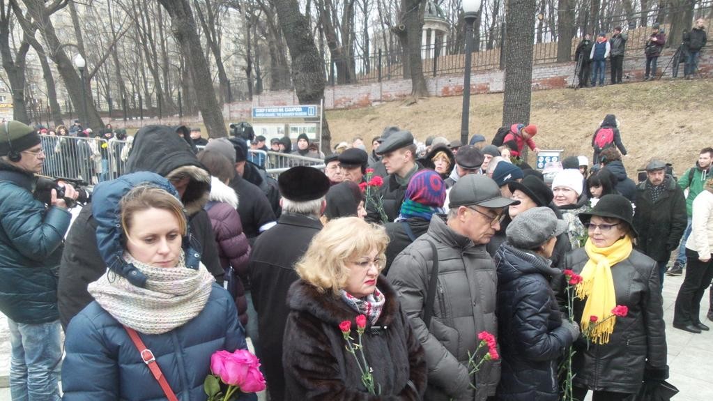 Росіяни готові годинами стояти в черзі, щоб попрощатися з Борисом Нємцовим