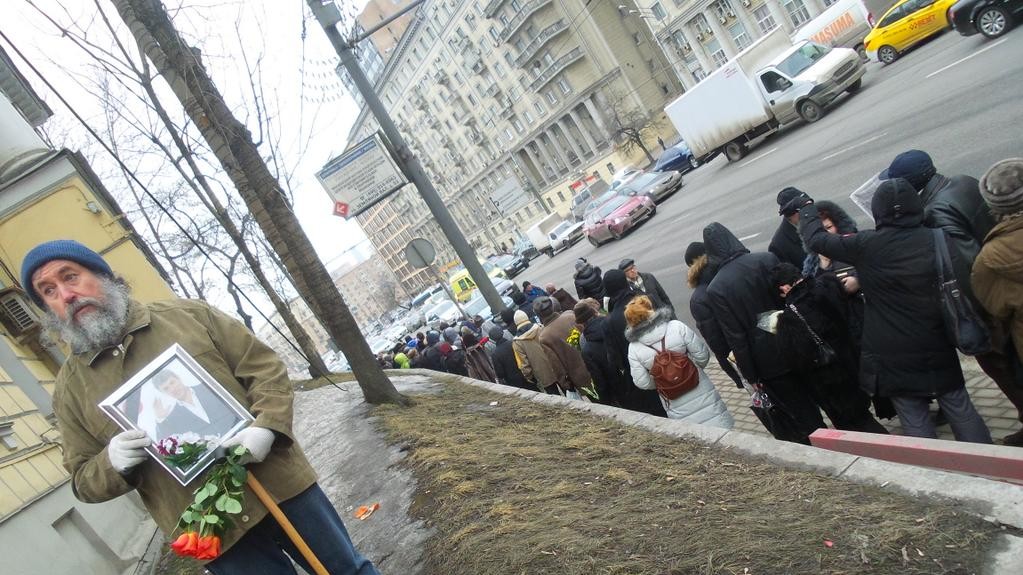 Росіяни готові годинами стояти в черзі, щоб попрощатися з Борисом Нємцовим