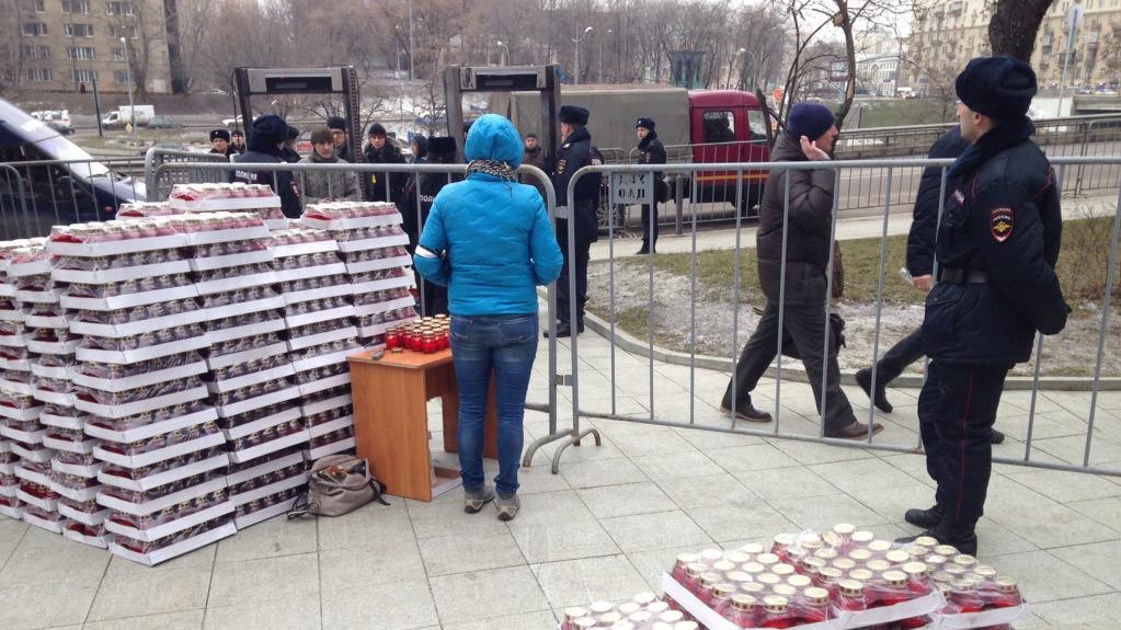 Росіяни готові годинами стояти в черзі, щоб попрощатися з Борисом Нємцовим