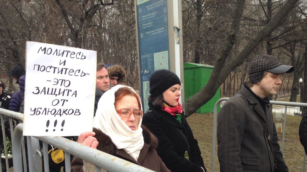 Росіяни готові годинами стояти в черзі, щоб попрощатися з Борисом Нємцовим