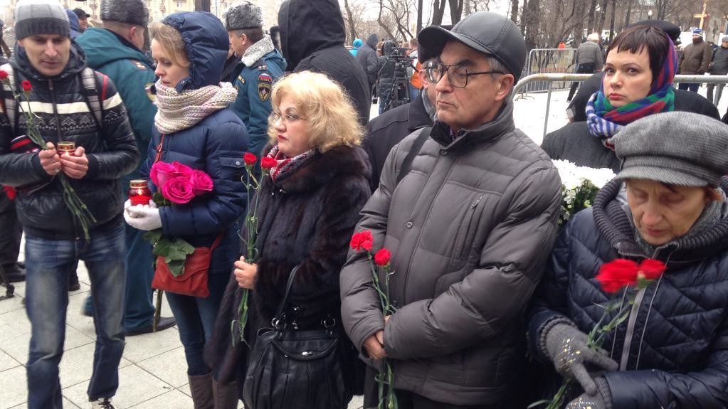 Росіяни готові годинами стояти в черзі, щоб попрощатися з Борисом Нємцовим