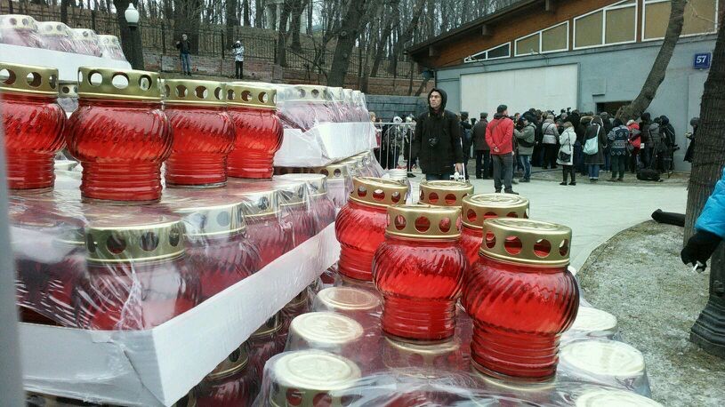 Росіяни готові годинами стояти в черзі, щоб попрощатися з Борисом Нємцовим