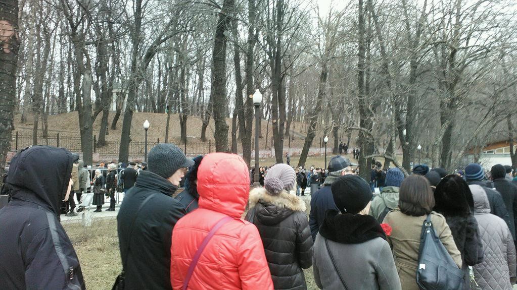 Росіяни готові годинами стояти в черзі, щоб попрощатися з Борисом Нємцовим