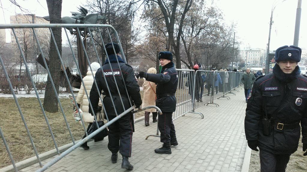 Росіяни готові годинами стояти в черзі, щоб попрощатися з Борисом Нємцовим