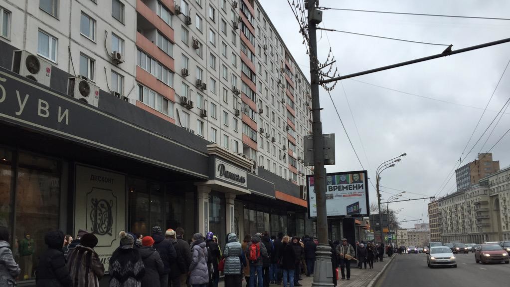 Росіяни готові годинами стояти в черзі, щоб попрощатися з Борисом Нємцовим