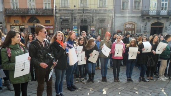 Площадь Рынок была заполнена людьми