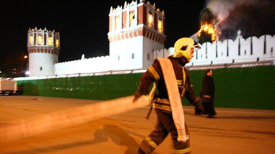 У Москві три години гасили дзвіницю Новодівочого монастиря