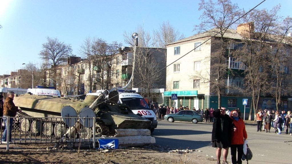 В Константиновке БМД сил АТО совершило наезд на пешеходов, погиб ребенок 6 лет