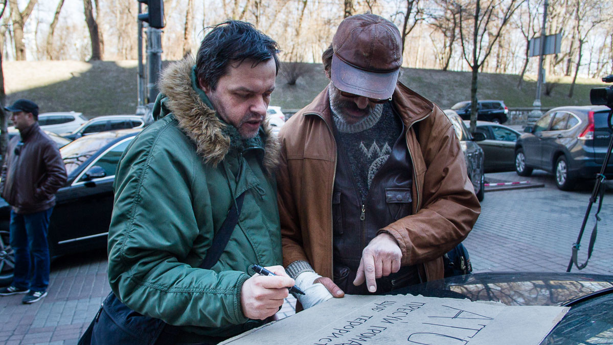 Пікет проходив під гаслом "Ми - не ув'язнені, а такі ж громадяни України, як і Яценюк"