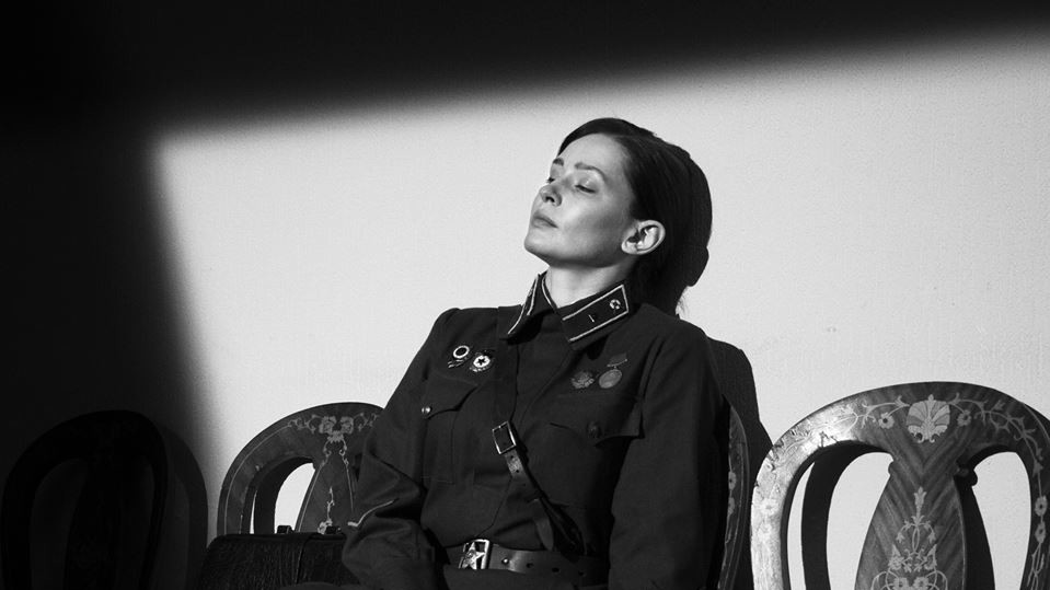 Фотографії зі зйомок фільму "Незламна"