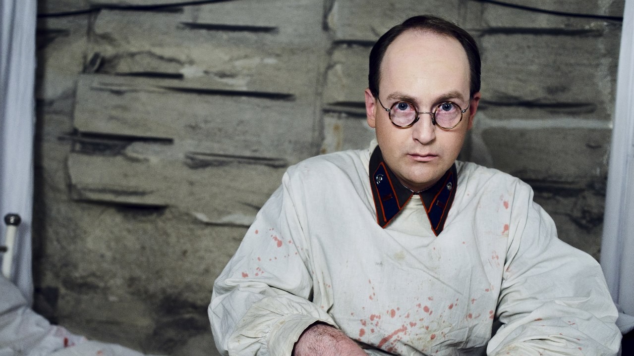 Фотографії зі зйомок фільму "Незламна"