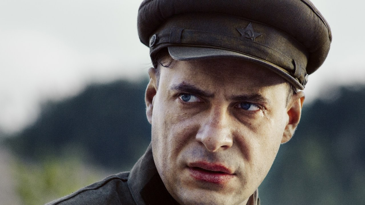 Фотографії зі зйомок фільму "Незламна"