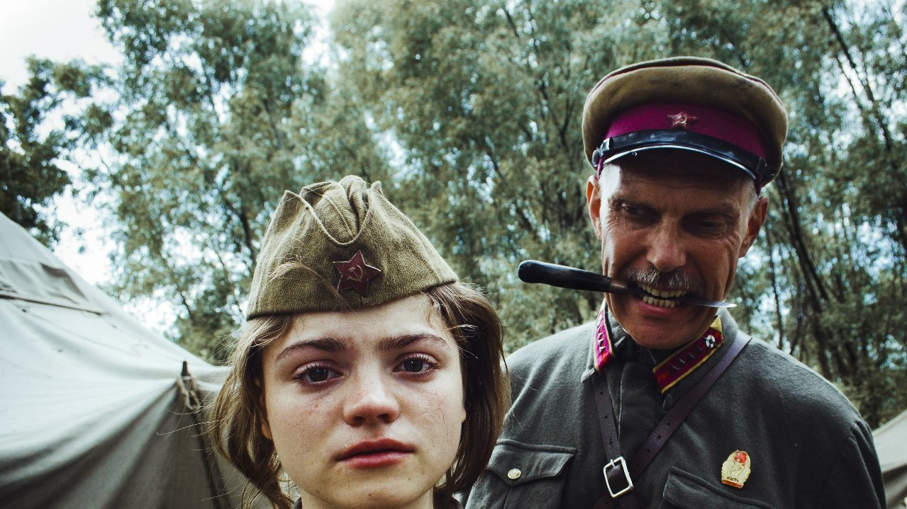 Фотографії зі зйомок фільму "Незламна"