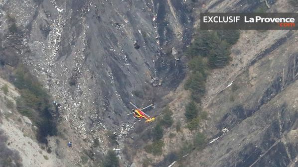 Фото з місця аварії літака у Франції, Альпи
