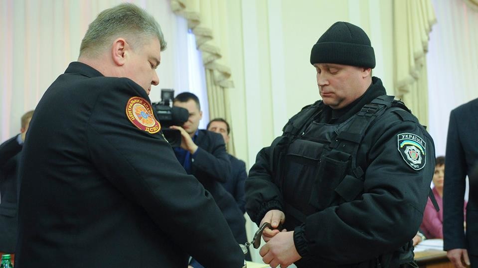 Заподозренный в коррупции глава ГСЧС был задержан в прямом эфире заседания кабмина, 25 марта