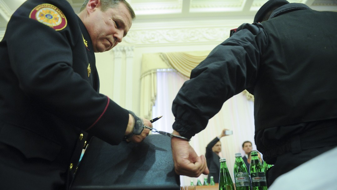 Заподозренный в коррупции глава ГСЧС был задержан в прямом эфире заседания кабмина, 25 марта