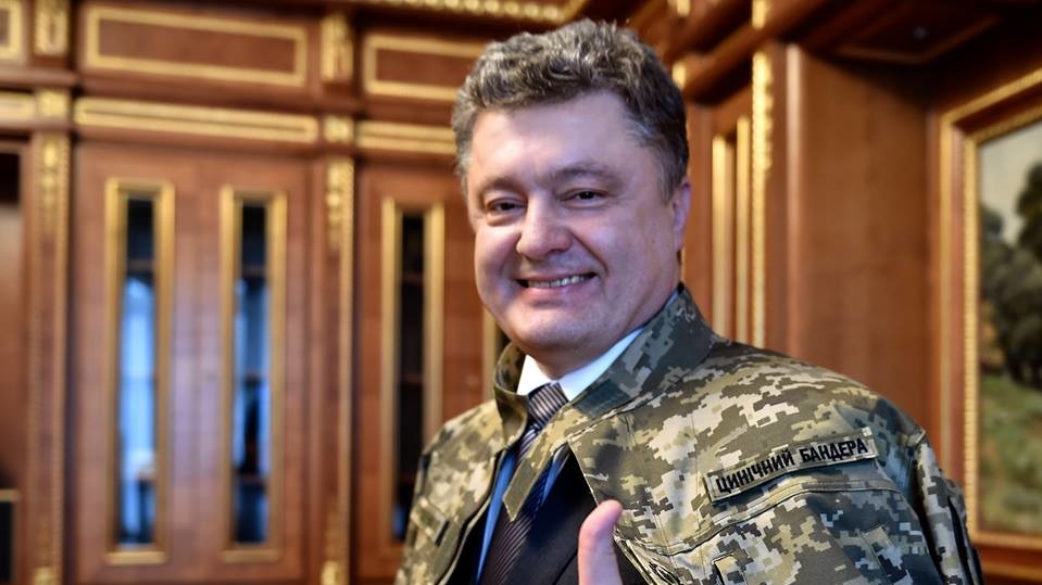 Оговорка про "циничных бандер" украсила китель Порошенко.