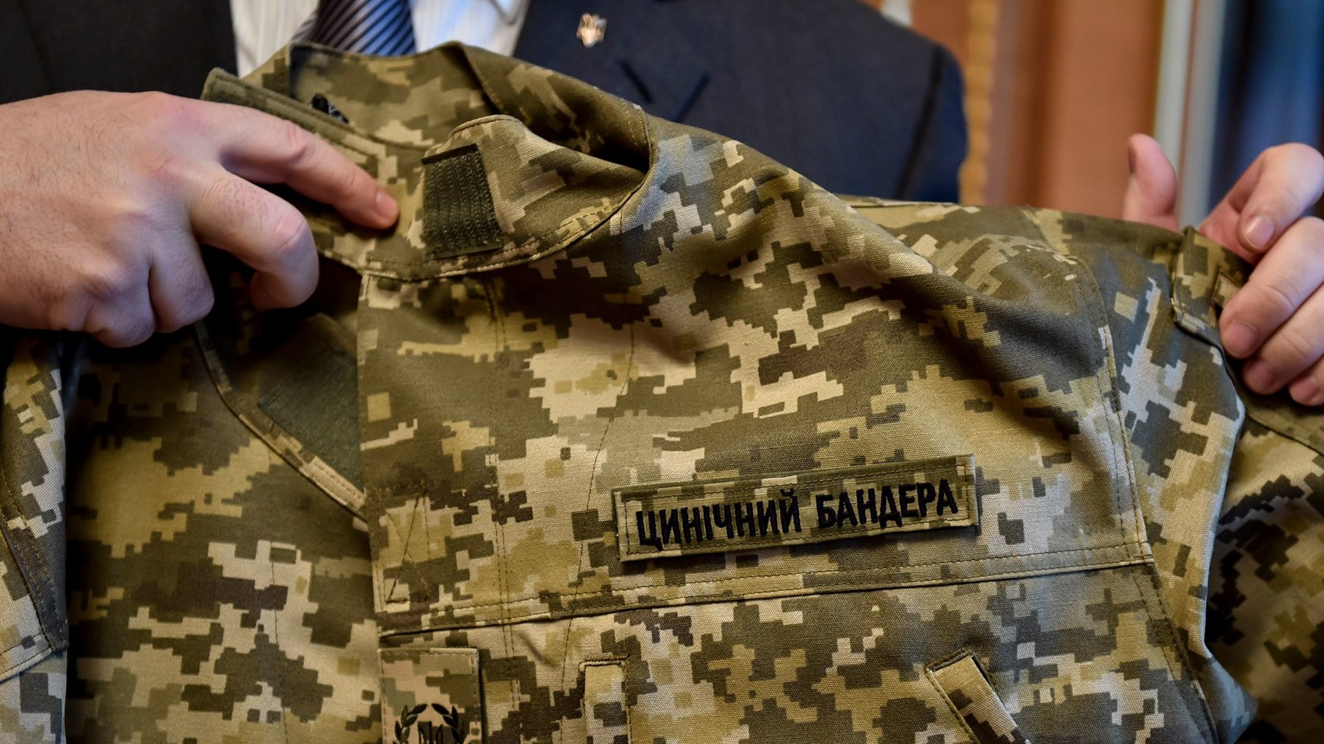 Застереження про "цинічних бандер" прикрасила кітель Порошенко.