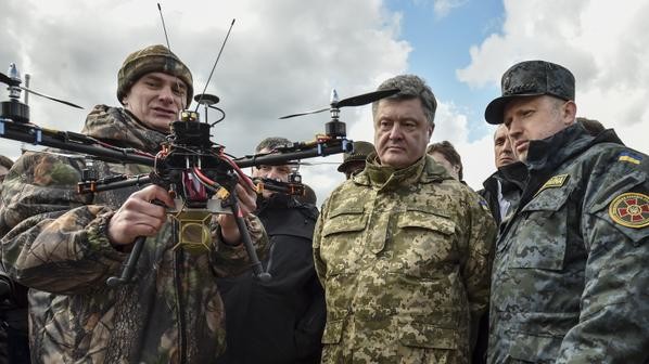 Порошенко: Україна значно наростила власне виробництво військової техніки