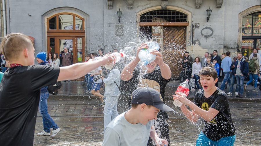 Мешканці Львова обливалися водою кілька годин