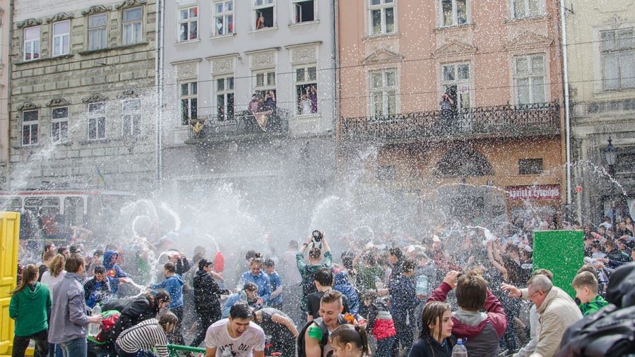 Мешканці Львова обливалися водою кілька годин