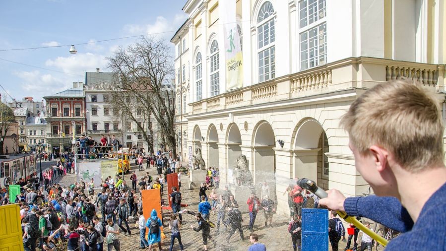 Мешканці Львова обливалися водою кілька годин