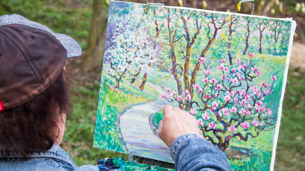 Вид цветущих кустов и деревьев радует киевлян