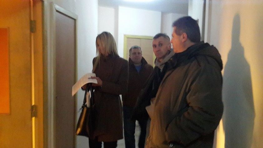Оперативники і поняті під дверима у Козаченко