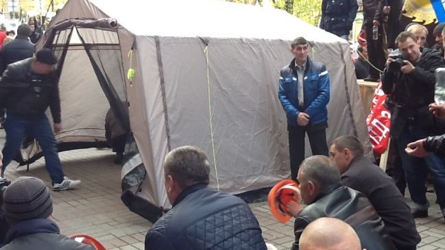 Протестующие против нынешней политики Минэнерго шахтеры бастуют в центре Киева