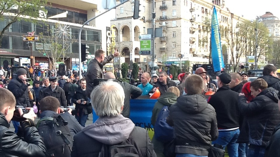 Протестующие против нынешней политики Минэнерго шахтеры бастуют в центре Киева