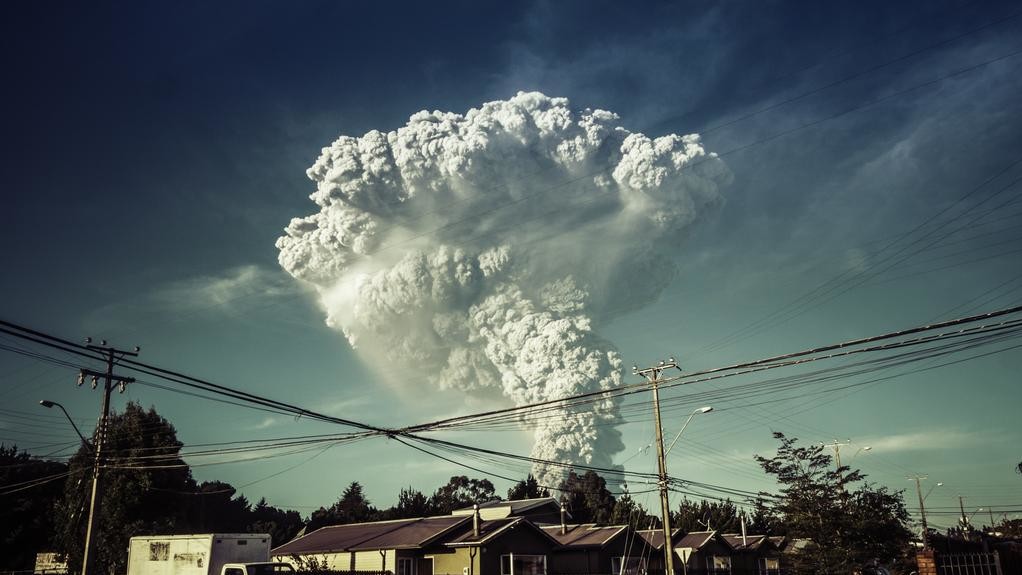 Стовп з попелу і диму досягав  20 км.