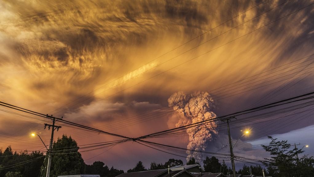 Стовп з попелу і диму досягав  20 км.