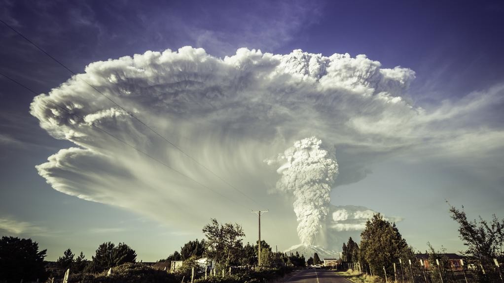 Стовп з попелу і диму досягав  20 км.